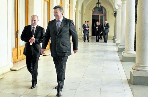 Путин назвал Януковича другом и позвал в Россию