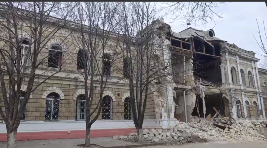 В Николаеве обрушают аварийную часть исторического здания лицея (видео)