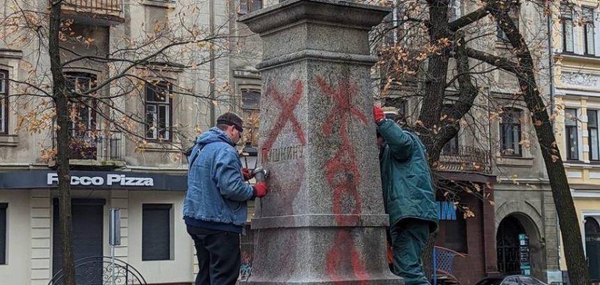 У Харкові обмалювали пам'ятник Пушкіну