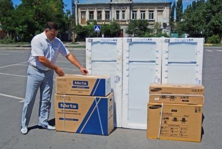 Нардеп Наконечный передал николаевским неотложкам оборудование для хранения лекарств