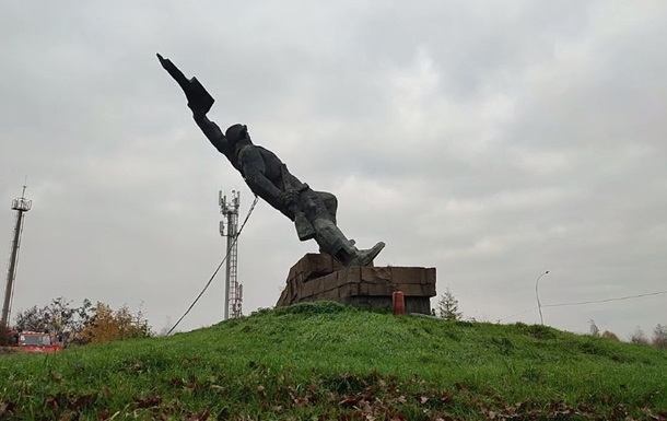 В Ужгороді знесли радянську пам'ятку «Україна — визволителям»