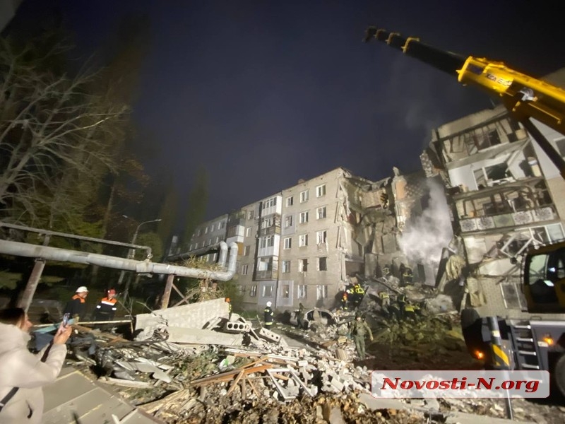 В Николаеве ракета попала в пятиэтажку – под завалами люди