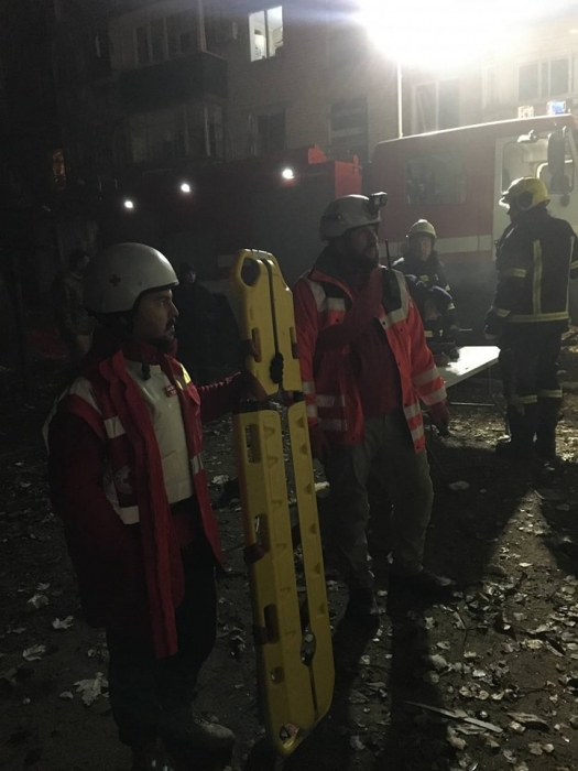 Червоний Хрест показав, як виносять постраждалих із зруйнованої ракетою п\