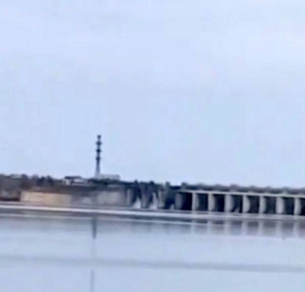 Россияне при отступлении взорвали все мосты через Днепр в районе Херсона