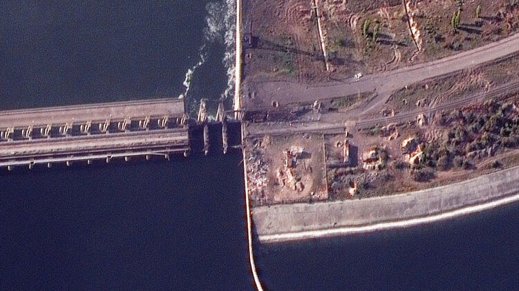 Спутниковые снимки показали новые повреждения на дамбе Каховской ГЭС