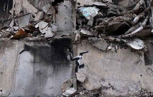 В Бородянке на руинах многоэтажки появился рисунок Бэнкси (фото)