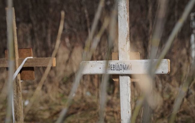 Місце масового поховання під Маріуполем продовжує зростати (відео)