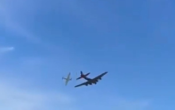 На авиашоу в США столкнулись два ретро-самолета (видео)
