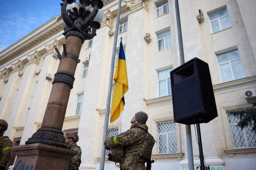 Как Зеленский в освобожденном Херсоне принял участие в поднятии флага Украины (фоторепортаж)