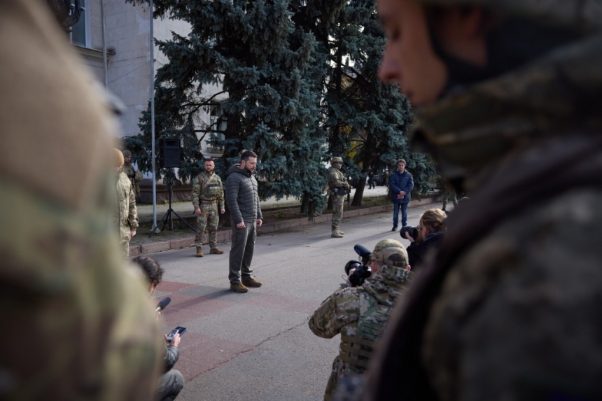 Як Зеленський у звільненому Херсоні взяв участь у піднятті прапора України (фоторепортаж)