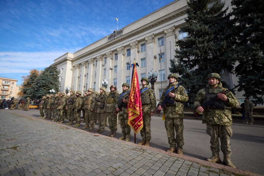 Як Зеленський у звільненому Херсоні взяв участь у піднятті прапора України (фоторепортаж)