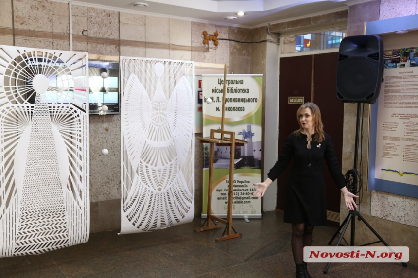 Ангелы из бумаги: в Николаеве открылась выставка Елены Маркитан (фото, видео)