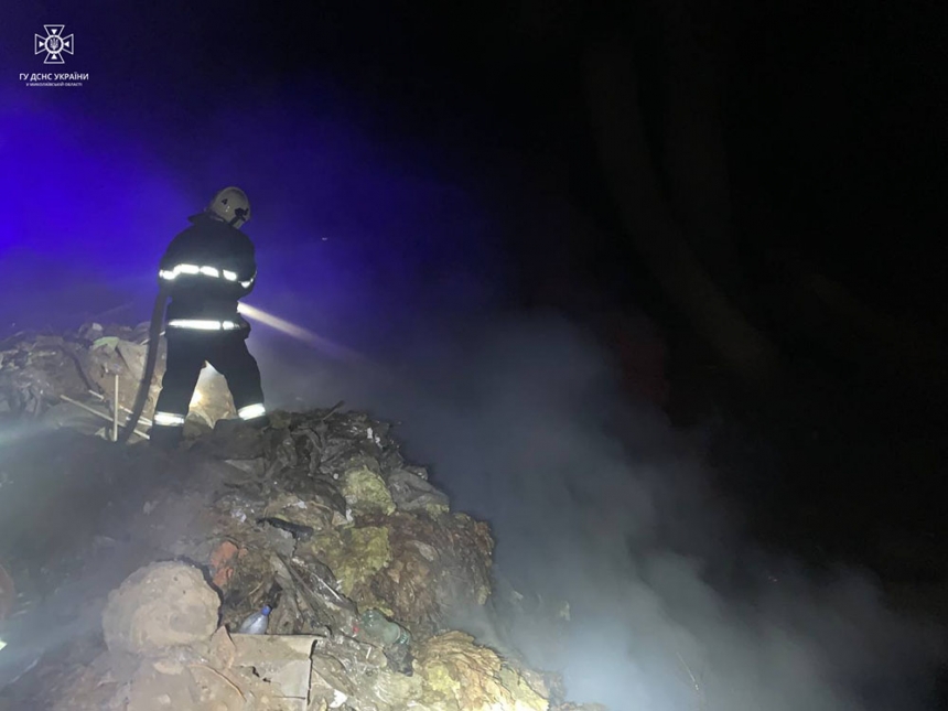 Вночі у Миколаєві горіло звалище – пожежа розтяглася на пів кілометра