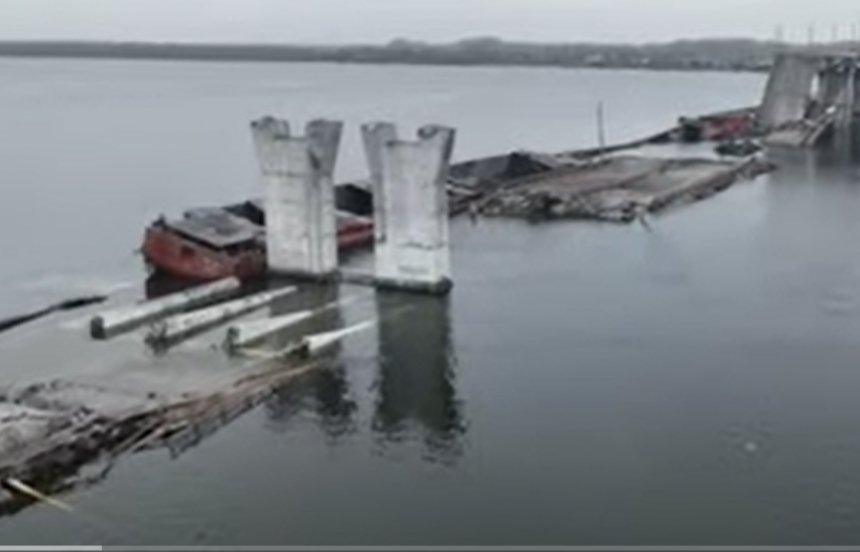 У мережі показали зруйнований Антонівський міст під Херсоном із висоти пташиного польоту (відео)
