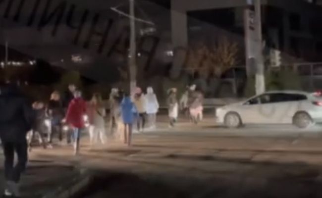 В Одессе люди перекрыли дорогу, протестуя против отключений света (видео)