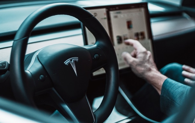 Tesla масово відкликає автомобілі в США