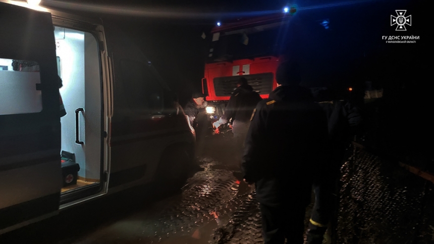 На Миколаївщині «швидка» з пацієнтом застрягла в багнюці: на допомогу прийшли рятувальники