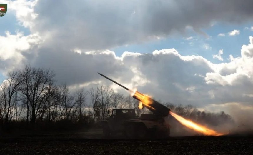 Враг пытался атаковать в Луганской и Донецкой областях, на остальных участках фронта обороняется, - Генштаб