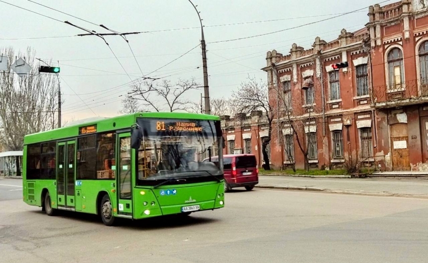 По городу курсируют 16 автобусов «Николаевпасстранса» и 165 маршрутных такси