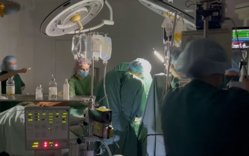 Как украинские врачи с фонариками спасают жизнь во время блэкаута: видео, облетевшее мир