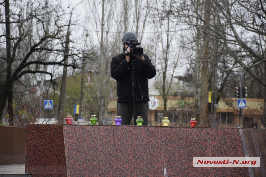 В Николаеве почтили память жертв Голодоморов (фоторепортаж)