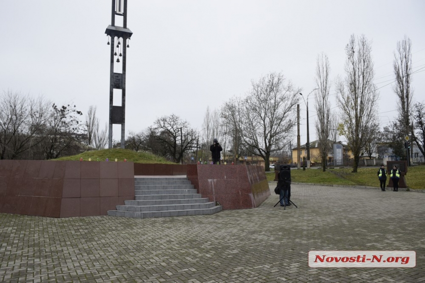 В Николаеве почтили память жертв Голодоморов (фоторепортаж)