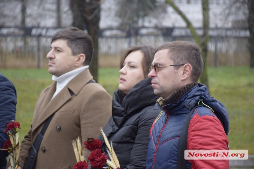 В Николаеве почтили память жертв Голодоморов (фоторепортаж)