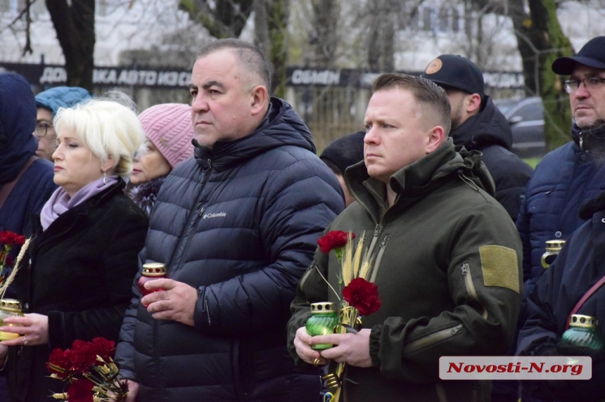 В Николаеве почтили память жертв Голодоморов (фоторепортаж)