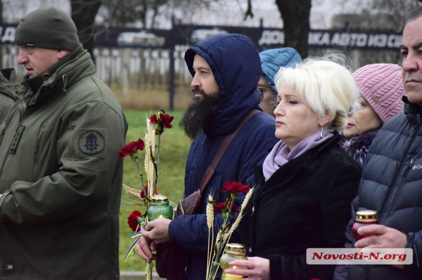 В Николаеве почтили память жертв Голодоморов (фоторепортаж)