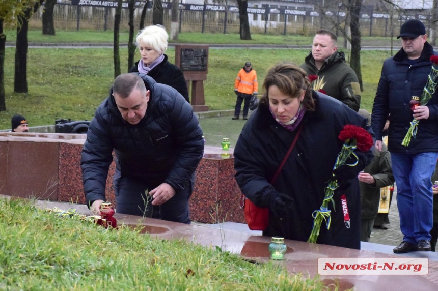 В Николаеве почтили память жертв Голодоморов (фоторепортаж)