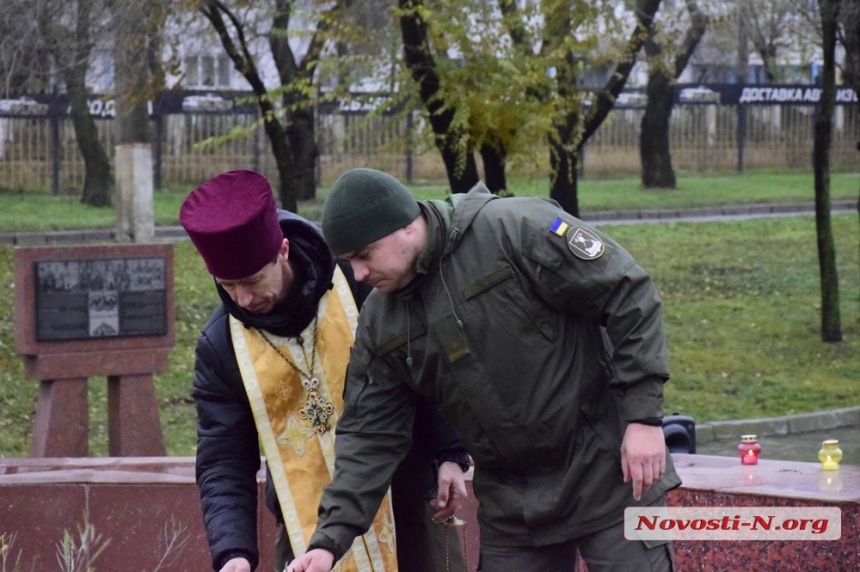 В Николаеве почтили память жертв Голодоморов (фоторепортаж)