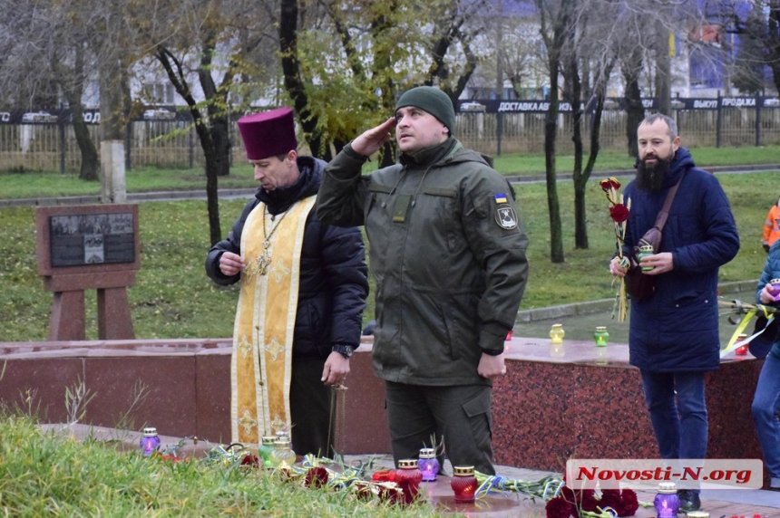 В Николаеве почтили память жертв Голодоморов (фоторепортаж)