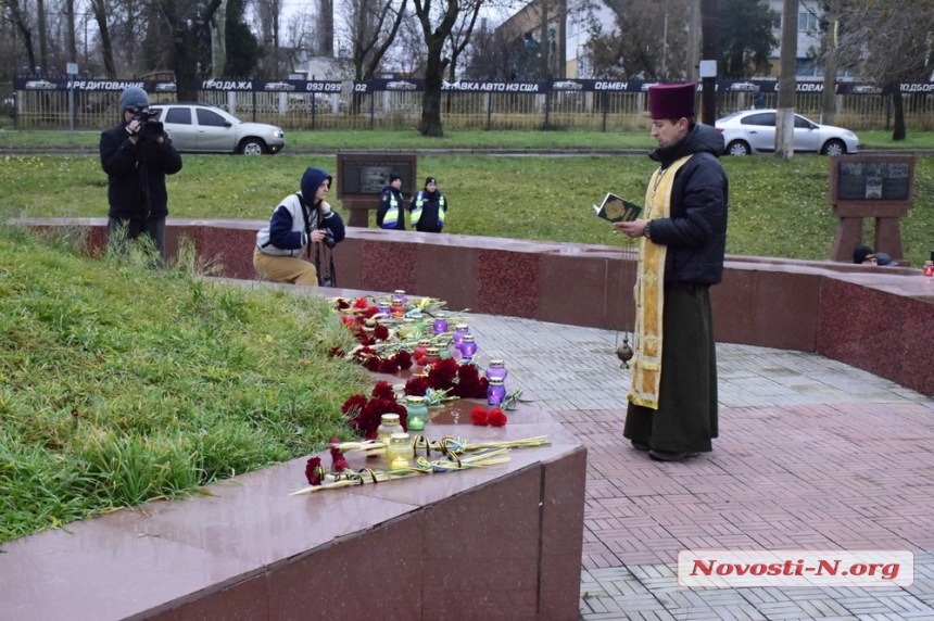 В Николаеве почтили память жертв Голодоморов (фоторепортаж)