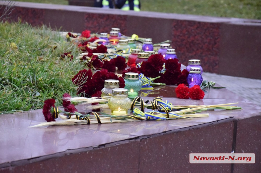 В Николаеве почтили память жертв Голодоморов (фоторепортаж)