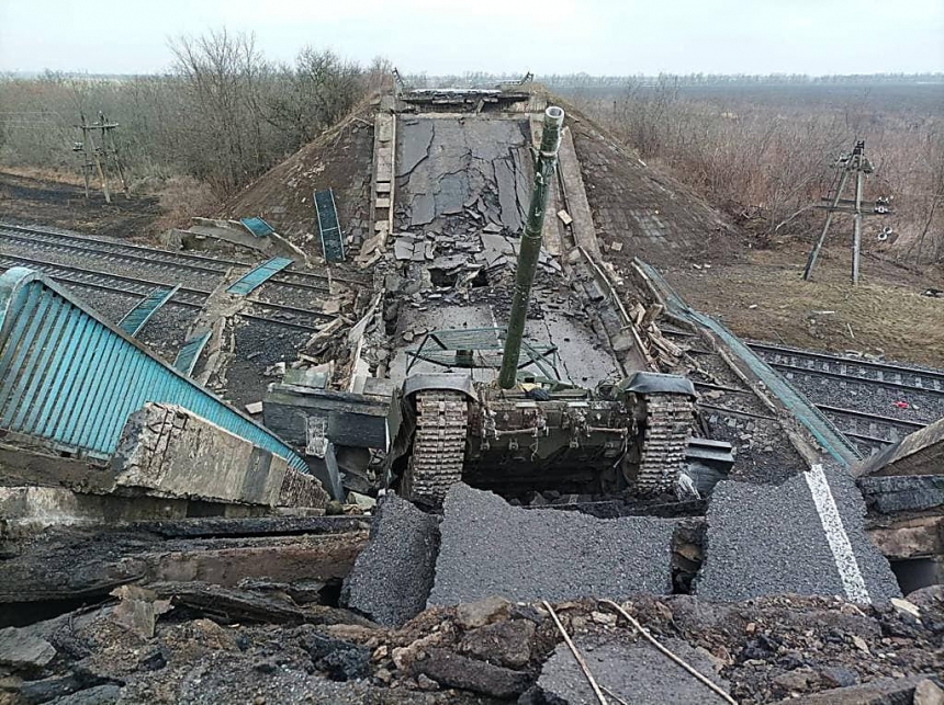 Мостов нет, дороги – болото: Кухта сообщил сложности доставки помощи в села Снигиревского района