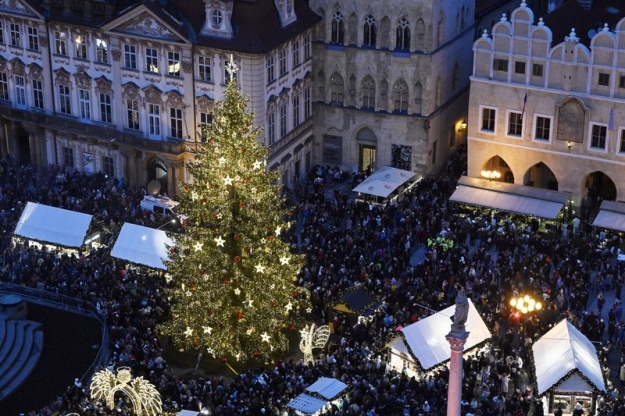 В Праге впервые после пандемии открыли Рождественскую ярмарку (видео)