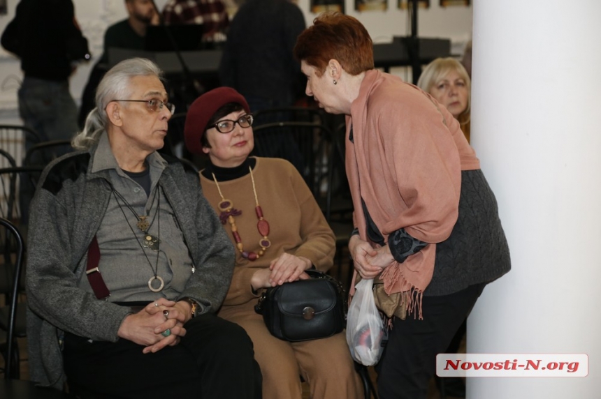 В николаевском театре художник Дмитрий Артым  предвосхитил красоты зимы (фоторепортаж)