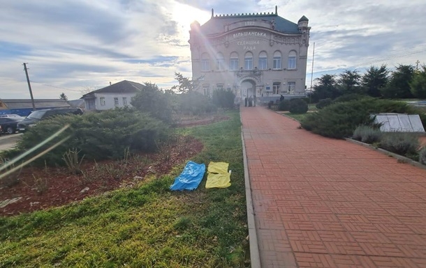 Под Харьковом полиция задержала женщину, порвавшую флаг Украины