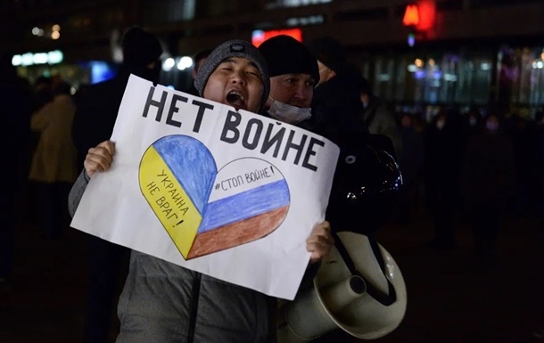 Половина россиян выступает за мирные переговоры с Украиной, - опрос