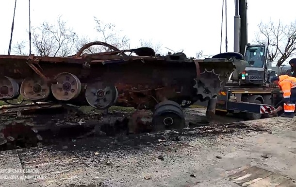 На Херсонщине очищают дороги от сгоревших танков оккупантов