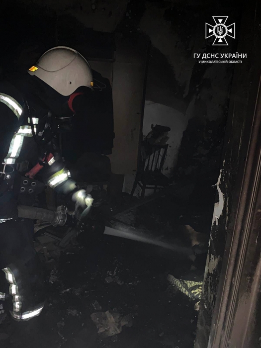 В Николаеве горела многоэтажка: пожарные спасли жителя дома