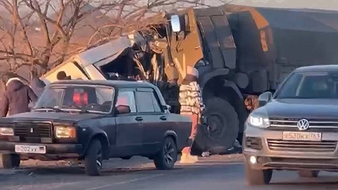 На Донбассе столкнулись военный грузовик с буквой V и маршрутка: 16 погибших