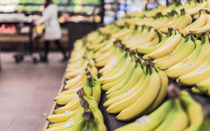 Купила банани «по акції»: у Польщі покарають жінку за помилку на касі самообслуговування