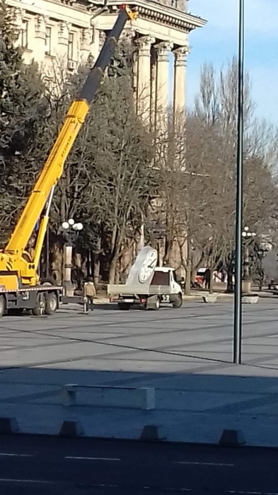 У Миколаєві з будівлі міськради зняли годинник (фото)