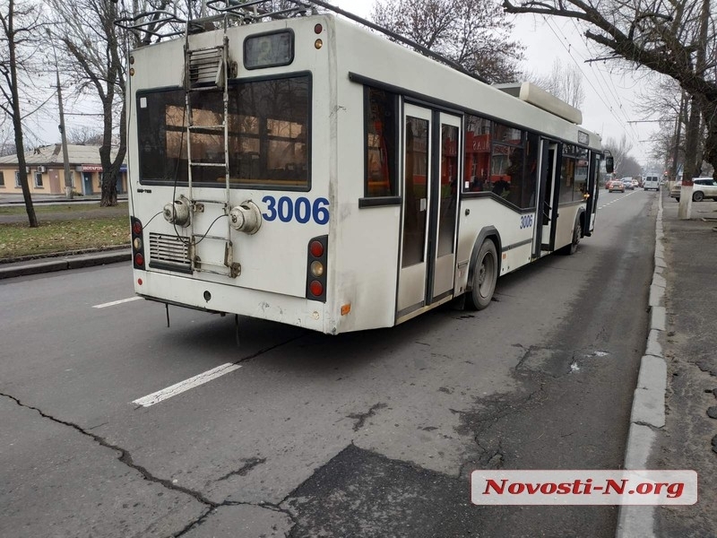 У Миколаєві зупинили трамваї та тролейбуси, також електротранспорт не розвозить воду