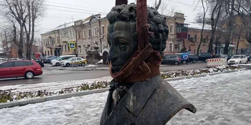 В Днепре демонтировали памятник Пушкину