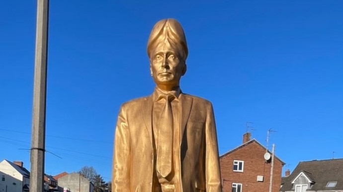 В Британии создали статую Путина с головой-членом для бросания яйцами