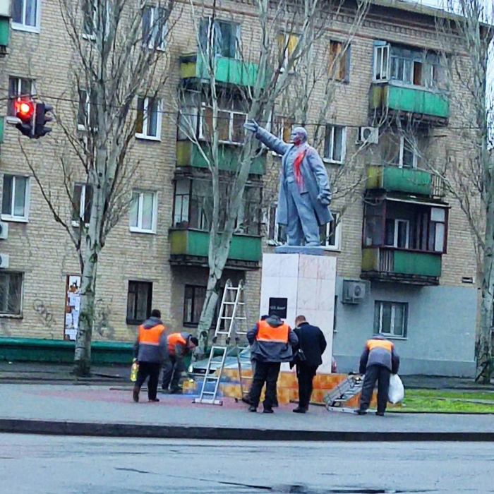 У Мелітополі пам'ятник Леніну облили червоною фарбою (відео)