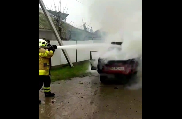В Николаеве горел автомобиль ЗАЗ (видео)