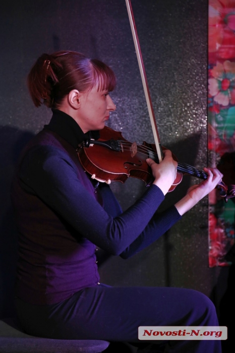 Артисти миколаївської філармонії подарували глядачам «Музичну вишиванку» (фоторепортаж)
